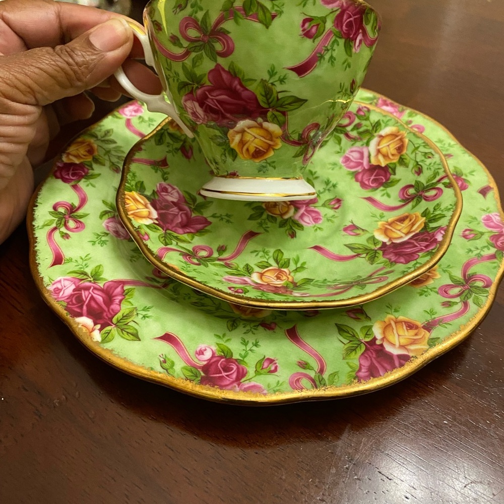 ROYAL ALBERT OLD COUNTRY ROSES CHINTZ 2002 COLLECTION TEA CUP & SAUCER